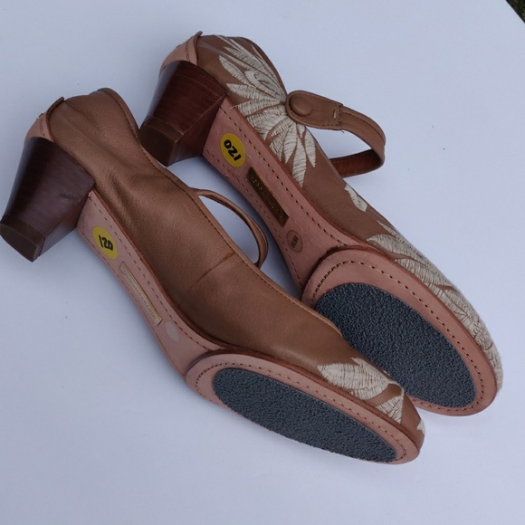 π΄HPπ΄BCBG Max Azria Mary Jane Pumps - Picture 5 of 6